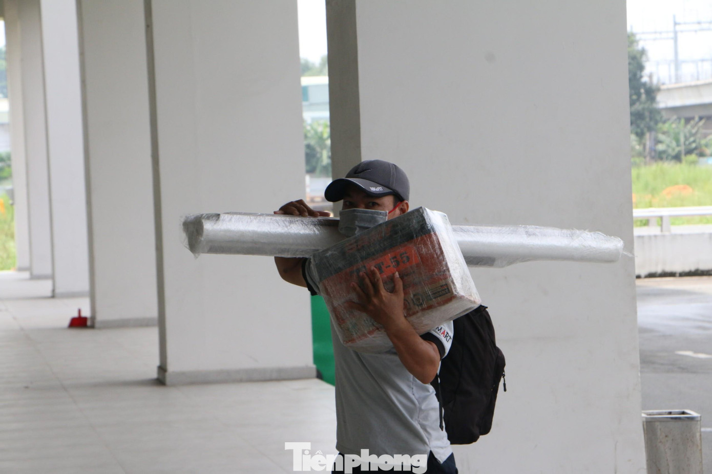 Nhiều hành khách cho rằng sự bất tiện lớn nhất hiện nay là bến xe mới ở cách xa trung tâm thành phố. Di chuyển bằng xe buýt đến bến xe mới tốn khá nhiều thời gian. Nhiều hành khách cho rằng sự bất tiện lớn nhất hiện nay là bến xe mới ở cách xa trung tâm thành phố. Di chuyển bằng xe buýt đến bến xe mới tốn khá nhiều thời gian.