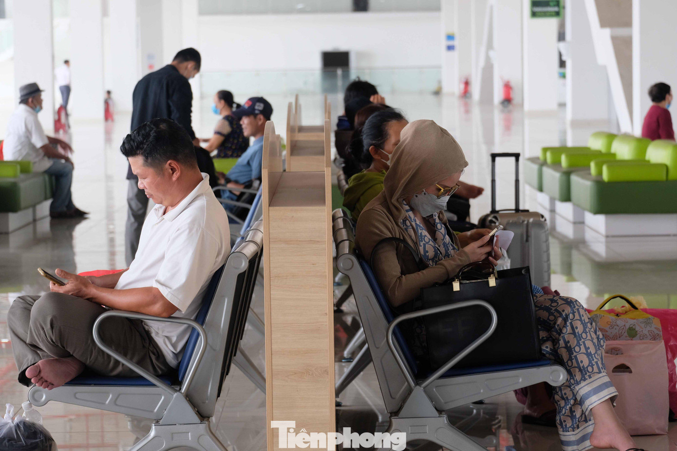 Khu vực chờ ở bến xe Miền Đông mới nhộn nhịp trong ngày đầu dời 79 tuyến xe khách liên tỉnh về đây. Khu vực chờ ở bến xe Miền Đông mới nhộn nhịp trong ngày đầu dời 79 tuyến xe khách liên tỉnh về đây.