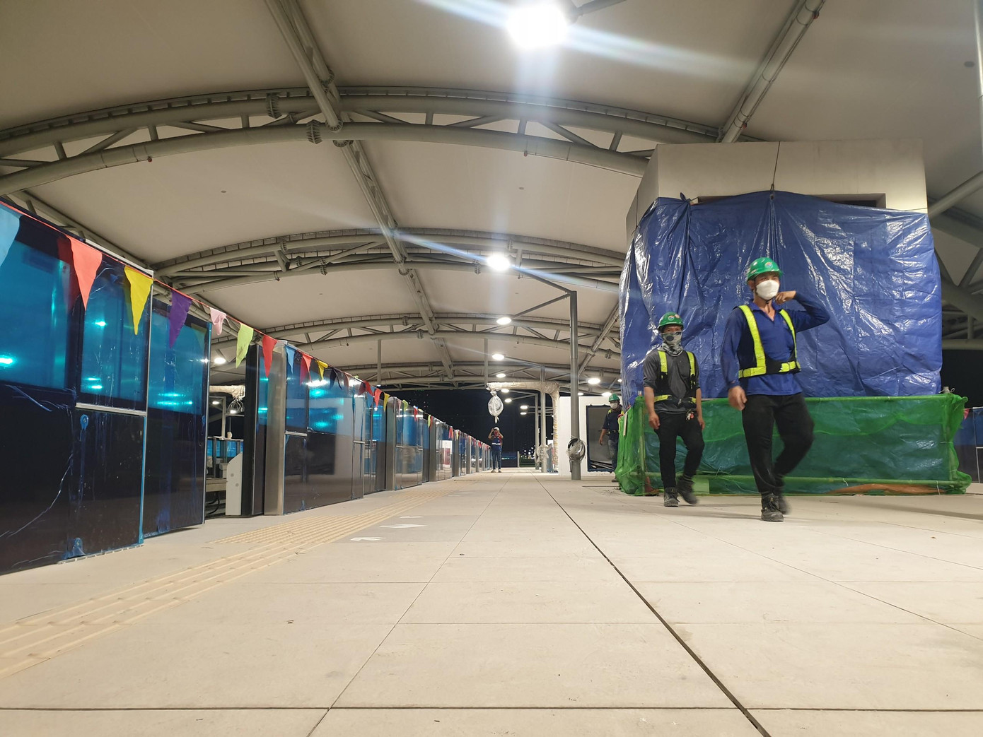 Hiện tại, các công nhân đang tất bật thi công để kịp hoàn thành nhà ga Tân Cảng vào tháng 12 năm nay.