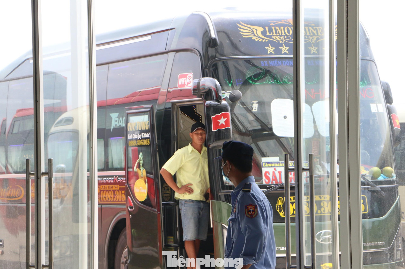 Để đảm bảo hoạt động đón trả khách tại bến xe mới hiệu quả, Sở GTVT TPHCM khẳng định, ở giai đoạn 2 này, tất cả các tuyến sẽ đón khách tại bến xe Miền Đông mới, không trung chuyển tại bến xe cũ như giai đoạn 1. Đồng thời, các đơn vị liên quan không giải quyết cho các đơn vị vận tải di dời ra bến xe Miền Đông mới được lưu đậu tại bến xe cũ để đón trả khách. Để đảm bảo hoạt động đón trả khách tại bến xe mới hiệu quả, Sở GTVT TPHCM khẳng định, ở giai đoạn 2 này, tất cả các tuyến sẽ đón khách tại bến xe Miền Đông mới, không trung chuyển tại bến xe cũ như giai đoạn 1. Đồng thời, các đơn vị liên quan không giải quyết cho các đơn vị vận tải di dời ra bến xe Miền Đông mới được lưu đậu tại bến xe cũ để đón trả khách.