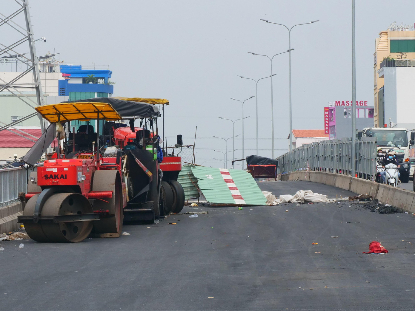 Các hạng mục chính của dự án gồm trụ cầu, nhịp cầu, đường dẫn, thảm nhựa đường trên nhánh thứ hai đều đã hoàn thành.