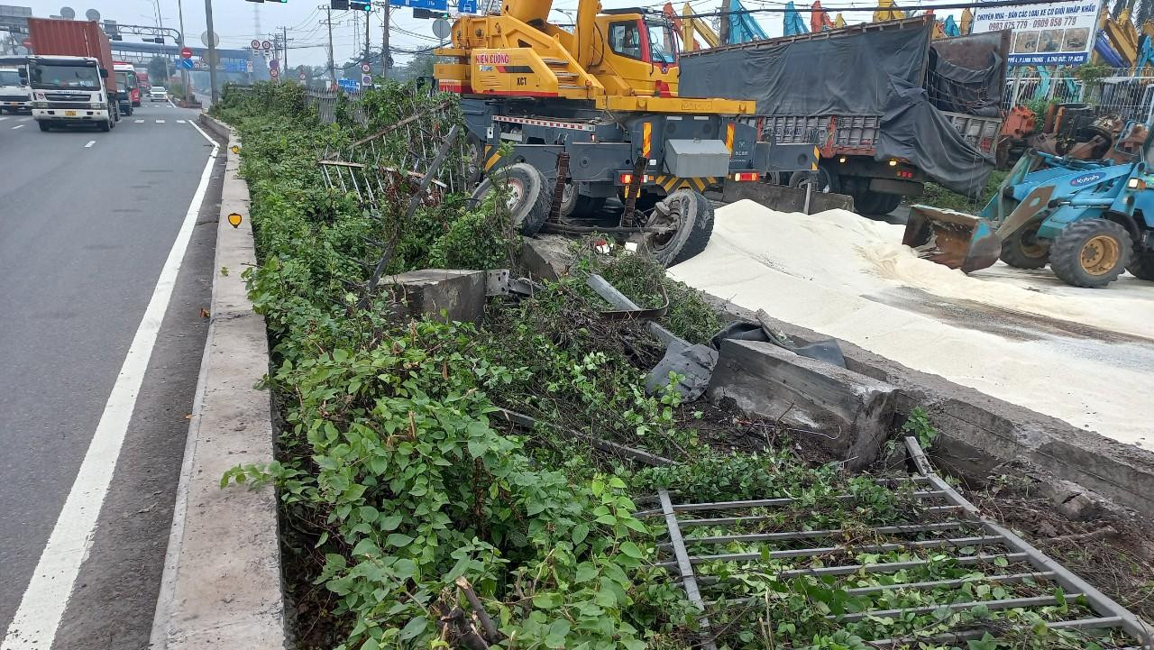 Đoạn hàng rào chắn phân cách trên quốc lộ 1 bị hất văng.