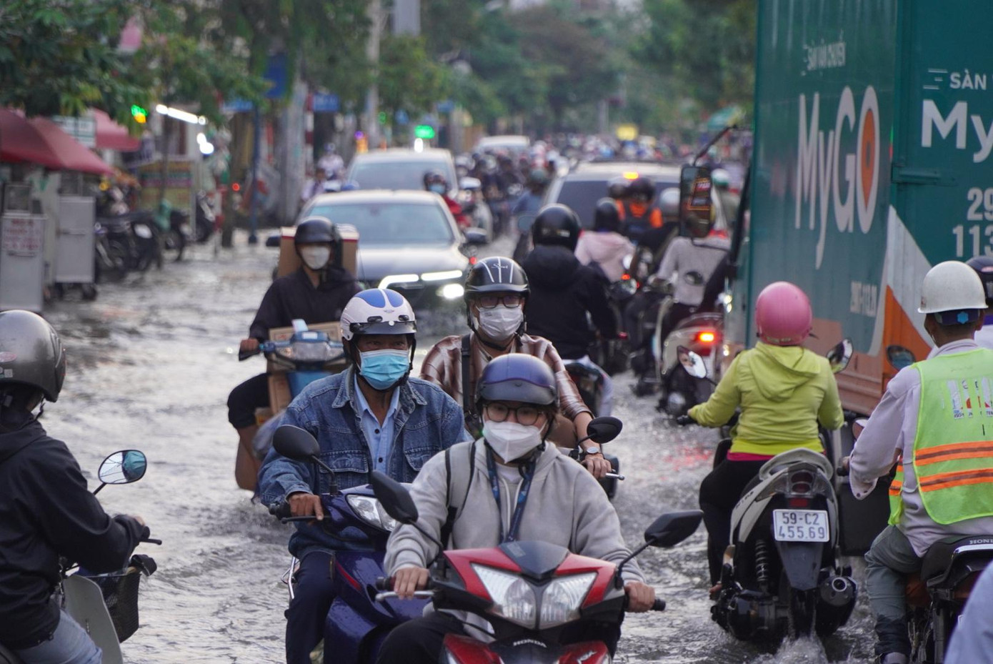 Đài Khí tượng Thủy văn Khu vực Nam Bộ cảnh báo triều cường tại các trạm vùng hạ lưu sông Sài Gòn – Đồng Nai tiếp tục dâng cao hơn trong 2 ngày tới. Đỉnh triều đợt này xuất hiện vào ngày 11-12/10 và có thể đạt mức 1,65-1,70m (cao hơn mức báo động III từ 0,05-0,1 m).