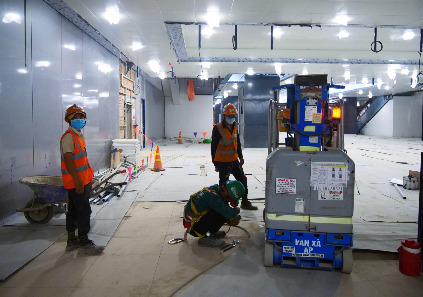 Các hạng mục đang triển khai thi công bao gồm bãi đỗ xe ở tầng trệt, tấm ốp tường bên trong và bên ngoài nhà ga, tấm ốp trần của nhà ga, mái che khu vực đón khách, cơ điện ở tầng trệt, hệ thống thiết bị vệ sinh phục vụ tiện tích cho nhà ga, lát đá granite cho cầu thang bộ,...