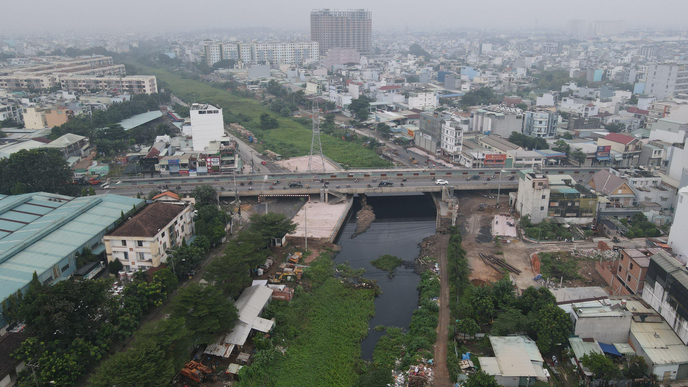 Dự án xây dựng cầu Bưng bắc qua kênh Tham Lương (nối liền quận Bình Tân và quận Tân Phú trên trục đường Lê Trọng Tấn), có tổng mức đầu tư là 515 tỷ đồng.