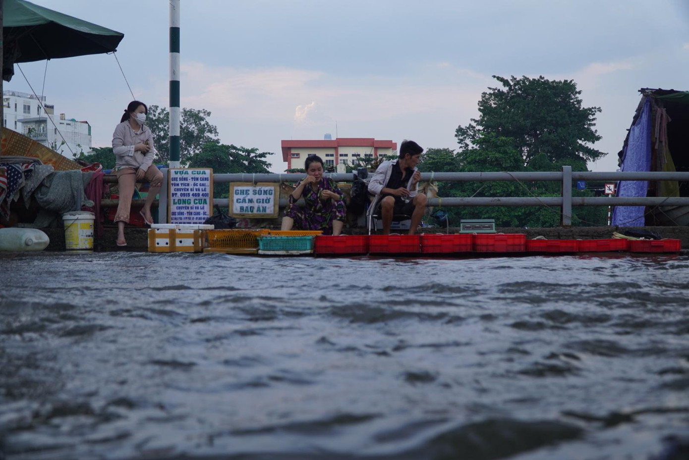 Triều cường dâng cao gây ngập làm ảnh hưởng đến việc sinh hoạt và kinh doanh của người dân.