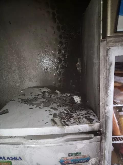 Chiếc tủ đông bị chập điện gây cháy. Ảnh: Công an TPHCM Chiếc tủ đông bị chập điện gây cháy. Ảnh: Công an TPHCM