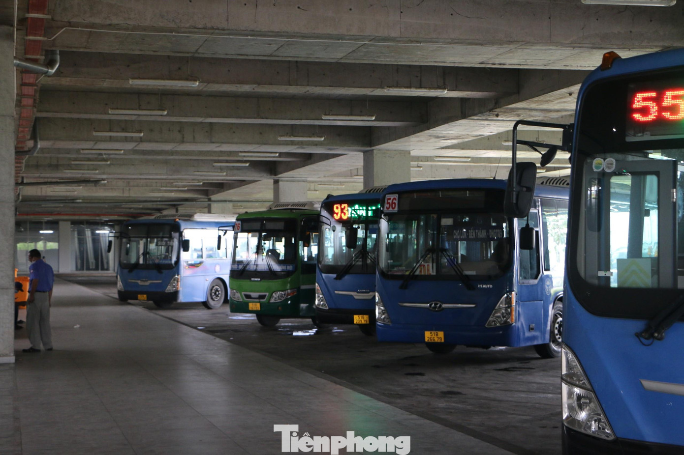 Hiện khu vực tầng hầm B1 của bến xe Miền Đông mới có các tuyến xe buýt số 76, 93, 56, 55 kết nối vào trung tâm thành phố. Ngoài ra, còn có tuyến xe buýt số 150 chạy qua khu vực trước bến xe. Hiện khu vực tầng hầm B1 của bến xe Miền Đông mới có các tuyến xe buýt số 76, 93, 56, 55 kết nối vào trung tâm thành phố. Ngoài ra, còn có tuyến xe buýt số 150 chạy qua khu vực trước bến xe.