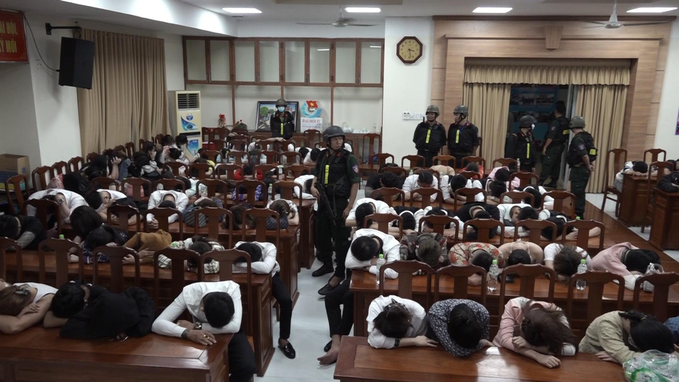 Công an đã lập biên bản và đưa 152 người tại quán karaoke Hollywood về trụ sở để làm việc. Qua xét nghiệm nhanh, phát hiện 18 người dương tính với chất ma túy. Ảnh: CACC Công an đã lập biên bản và đưa 152 người tại quán karaoke Hollywood về trụ sở để làm việc. Qua xét nghiệm nhanh, phát hiện 18 người dương tính với chất ma túy. Ảnh: CACC