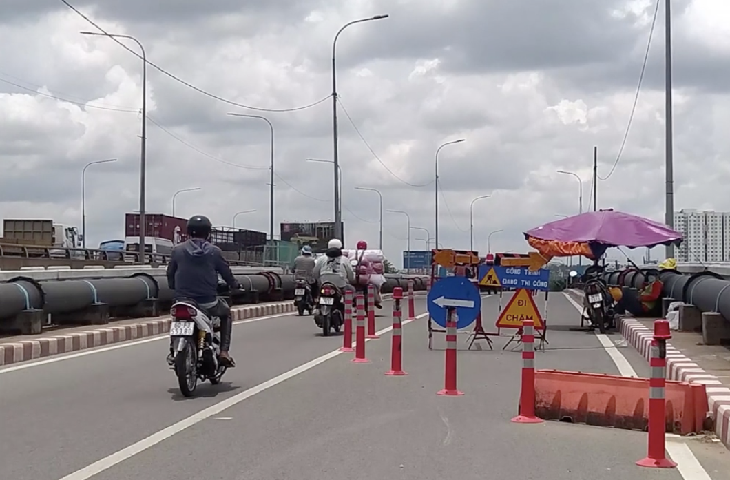 Mặt cầu Bình Phước 1 bị rào chắn để khắc phục và điều tra nguyên nhân sự cố.