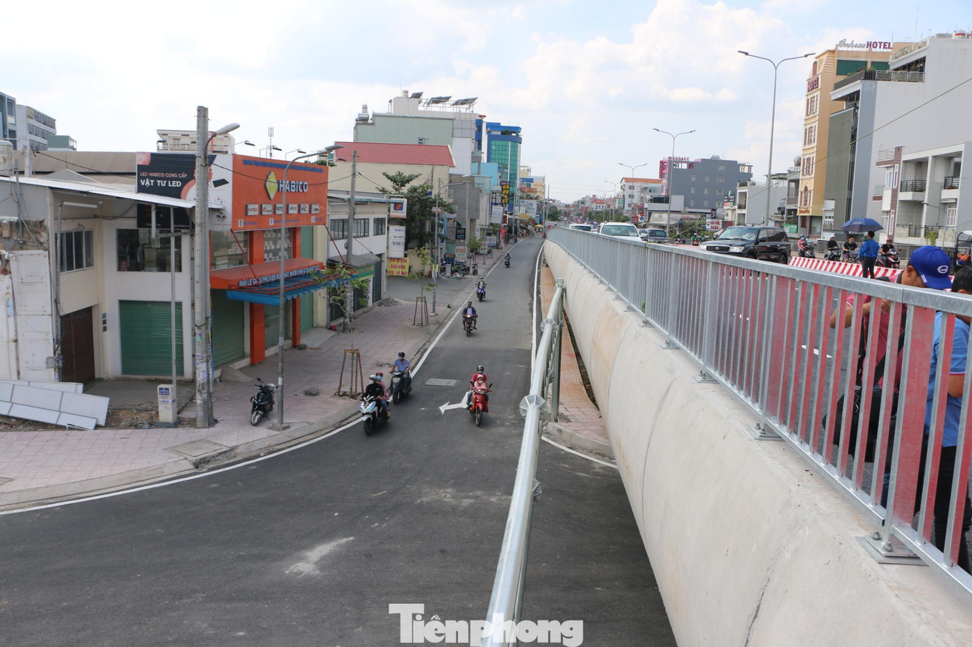 Đường dẫn lên - xuống cầu.