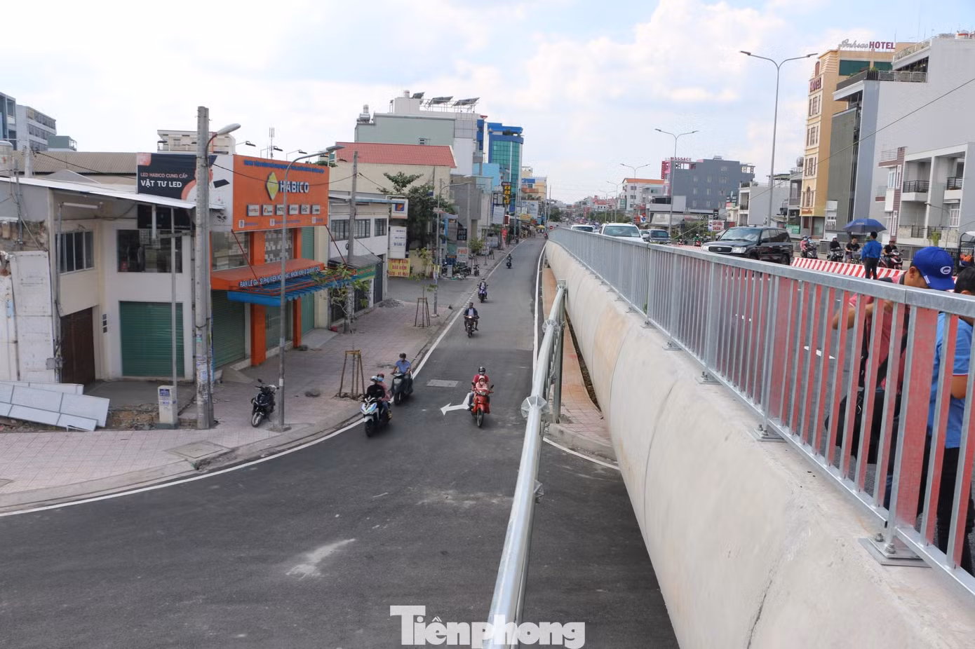 Đường dẫn lên - xuống cầu. Đường dẫn lên - xuống cầu.