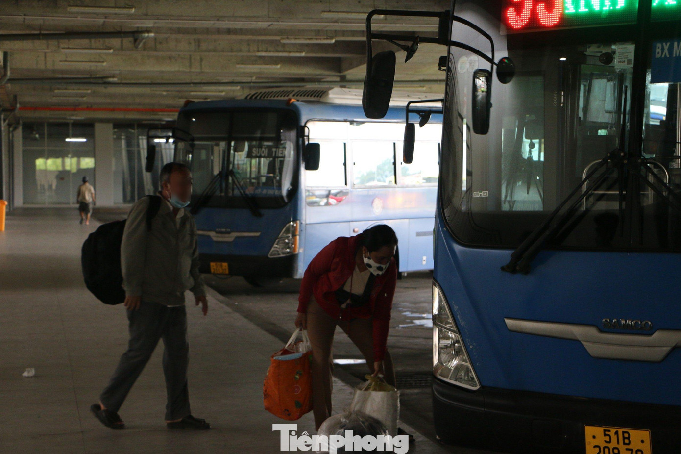 Vợ chồng ông A. "tay xách nách mang" đi xe buýt về lại bến xe cũ ở cách đó khoảng 20km để mua vé về quê. Vợ chồng ông A. "tay xách nách mang" đi xe buýt về lại bến xe cũ ở cách đó khoảng 20km để mua vé về quê.