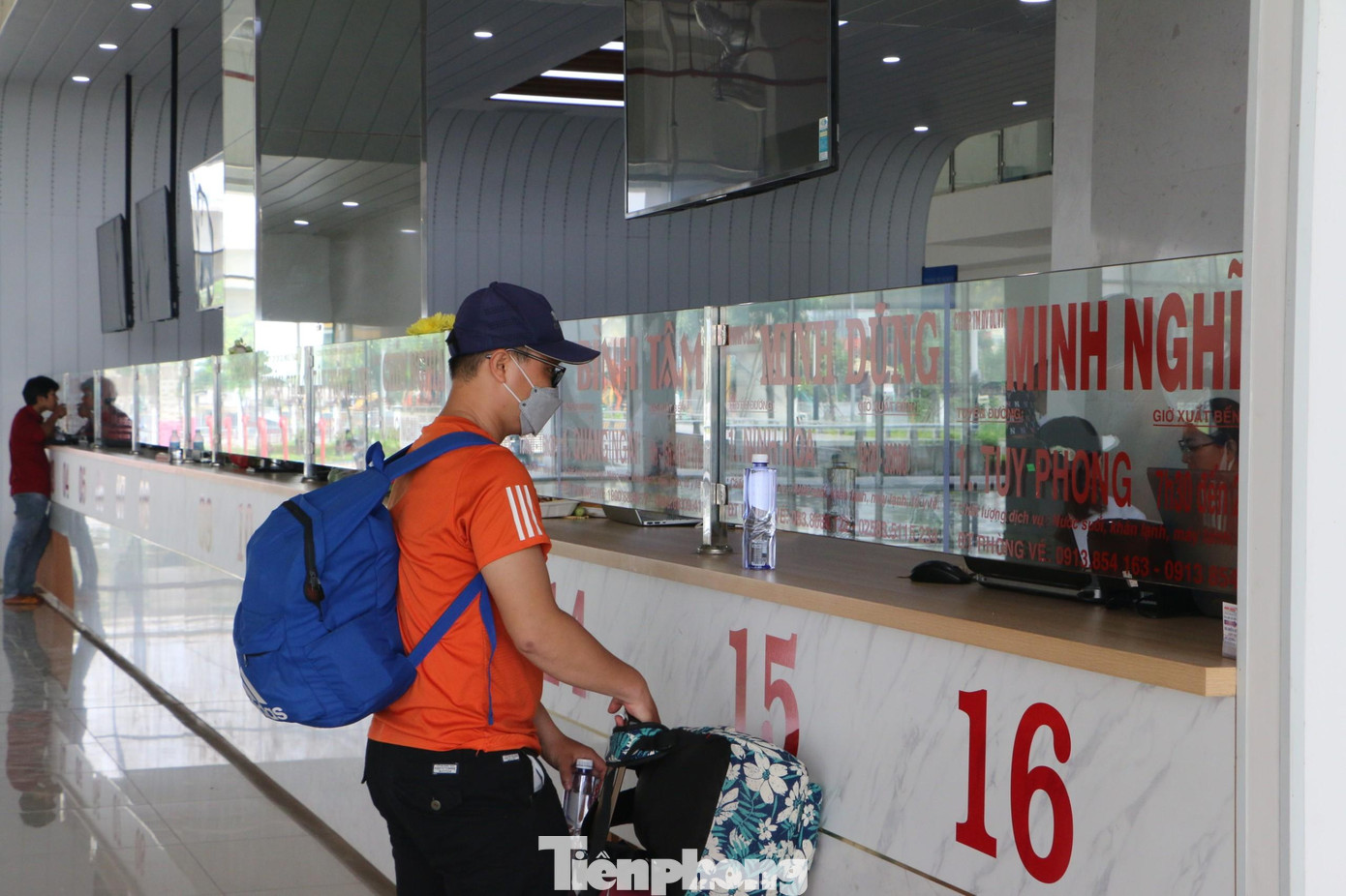 Khu vực bán vé ở bến xe Miền Đông mới. Khu vực bán vé ở bến xe Miền Đông mới.