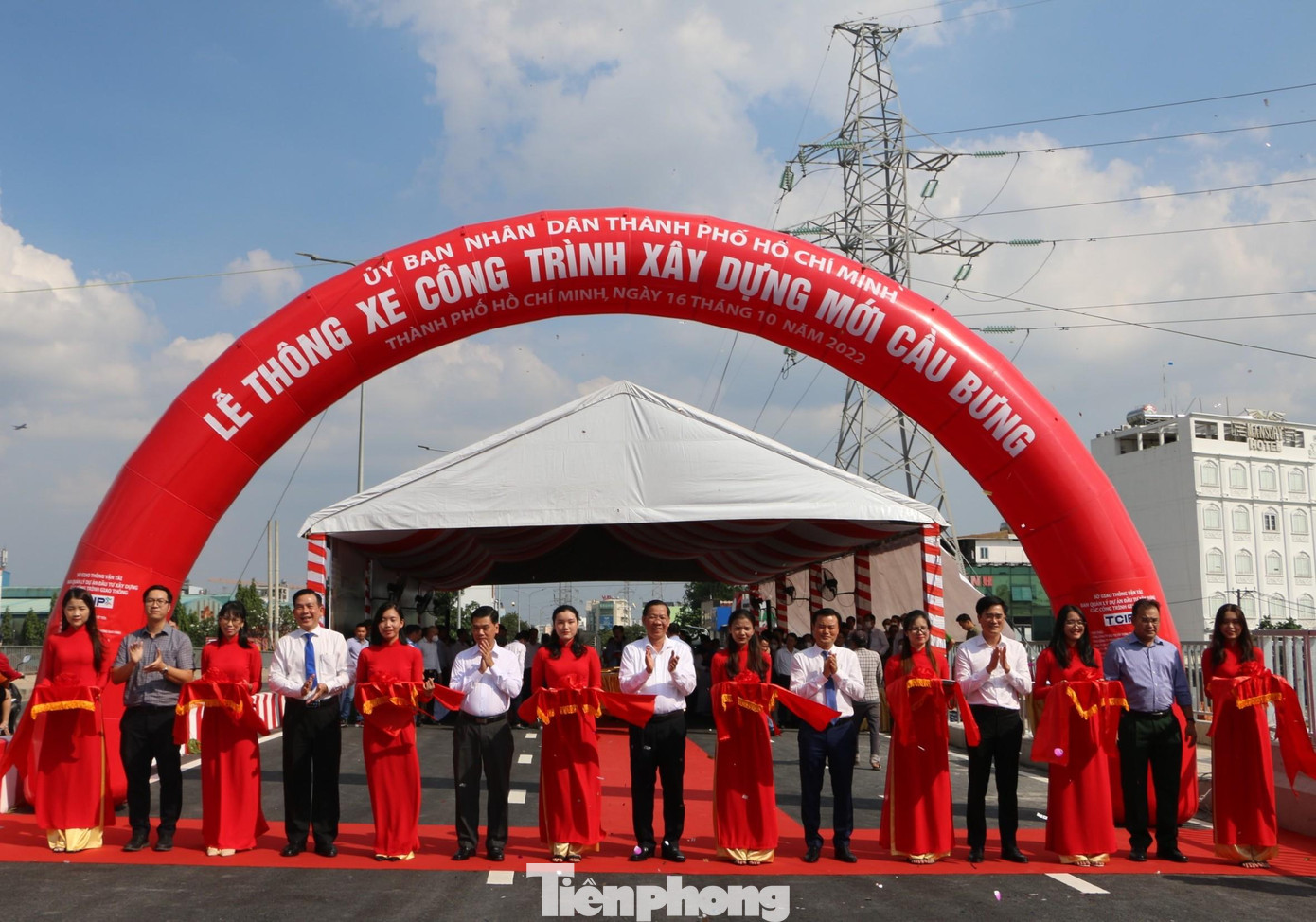 Các đại biểu cắt băng thông xe nhánh còn lại của dự án cầu Bưng.