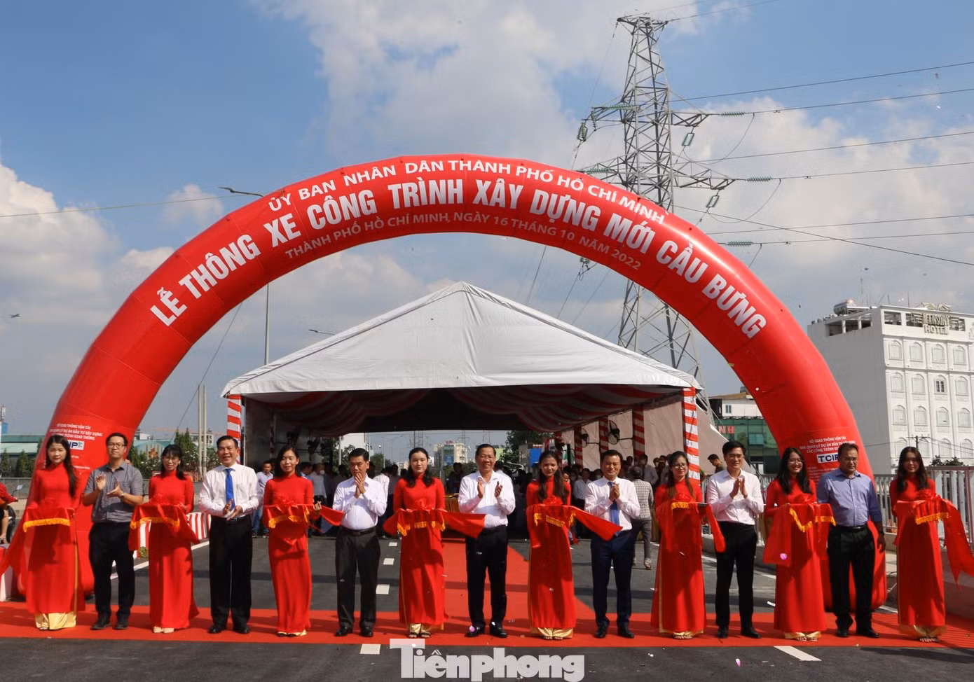 Các đại biểu cắt băng thông xe nhánh còn lại của dự án cầu Bưng. Các đại biểu cắt băng thông xe nhánh còn lại của dự án cầu Bưng.