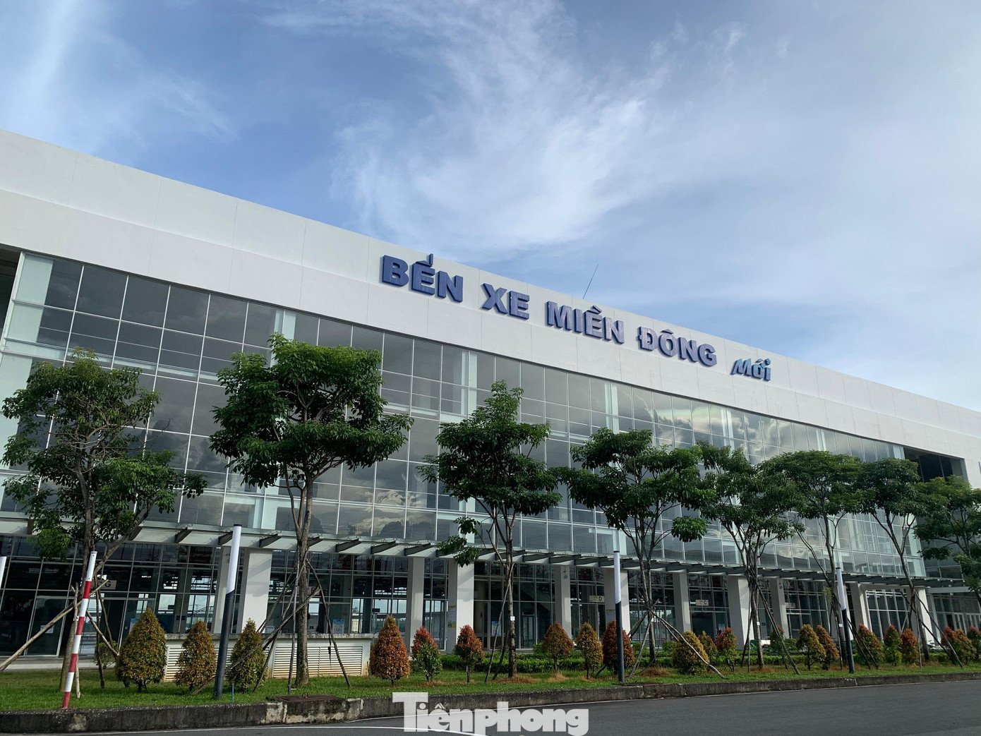 Từ 0 giờ ngày 11/10, Tổng công ty Giao thông vận tải Sài Gòn (Samco - chủ đầu tư Bến xe Miền Đông mới) chính thức thực hiện di dời giai đoạn 2 với 79 tuyến xe khách cố định đi 15 tỉnh, thành (Thừa Thiên - Huế, Đà Nẵng, Quảng Nam, Quảng Ngãi, Bình Định, Phú Yên, Khánh Hòa, Ninh Thuận, Bình Thuận, Lâm Đồng, Đồng Nai, Bà Rịa - Vũng Tàu, Bến Tre, Cần Thơ, Cà Mau) từ bến xe Miền Đông cũ (quận Bình Thạnh) sang bến xe mới (TP Thủ Đức). Từ 0 giờ ngày 11/10, Tổng công ty Giao thông vận tải Sài Gòn (Samco - chủ đầu tư Bến xe Miền Đông mới) chính thức thực hiện di dời giai đoạn 2 với 79 tuyến xe khách cố định đi 15 tỉnh, thành (Thừa Thiên - Huế, Đà Nẵng, Quảng Nam, Quảng Ngãi, Bình Định, Phú Yên, Khánh Hòa, Ninh Thuận, Bình Thuận, Lâm Đồng, Đồng Nai, Bà Rịa - Vũng Tàu, Bến Tre, Cần Thơ, Cà Mau) từ bến xe Miền Đông cũ (quận Bình Thạnh) sang bến xe mới (TP Thủ Đức).