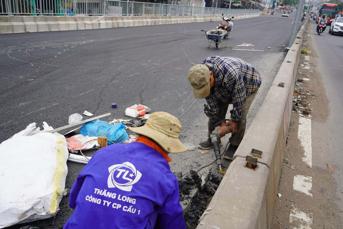 Theo ghi nhận của PV vào ngày 10/10, trên công trường các công nhân đang tất bật hoàn thiện các hạng mục cuối cùng ở nhánh 2 cầu Bưng.