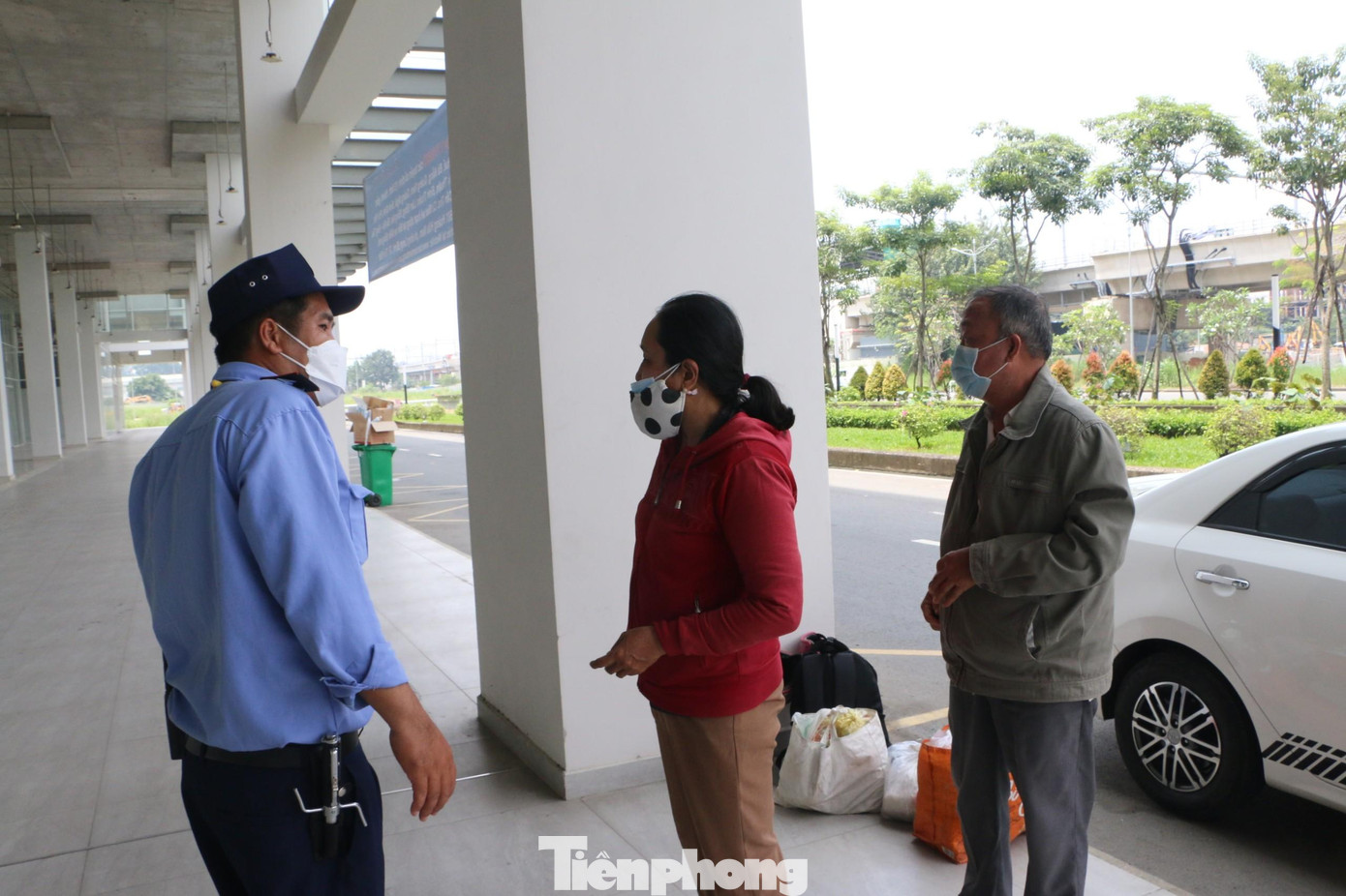 Trưa 11/10, ông A. (tên nhân vật đã thay đổi) vừa cùng vợ đi taxi ra bến xe Miền Đông mới để mua vé về Đồng Xoài (Bình Phước). Tại đây, nhân viên bảo vệ thông báo rằng xe đi Bình Phước chưa dời về bến mới nên hướng dẫn vợ chồng ông A. xuống tầng hầm B1 để đón xe buýt về lại bến cũ. Trưa 11/10, ông A. (tên nhân vật đã thay đổi) vừa cùng vợ đi taxi ra bến xe Miền Đông mới để mua vé về Đồng Xoài (Bình Phước). Tại đây, nhân viên bảo vệ thông báo rằng xe đi Bình Phước chưa dời về bến mới nên hướng dẫn vợ chồng ông A. xuống tầng hầm B1 để đón xe buýt về lại bến cũ.