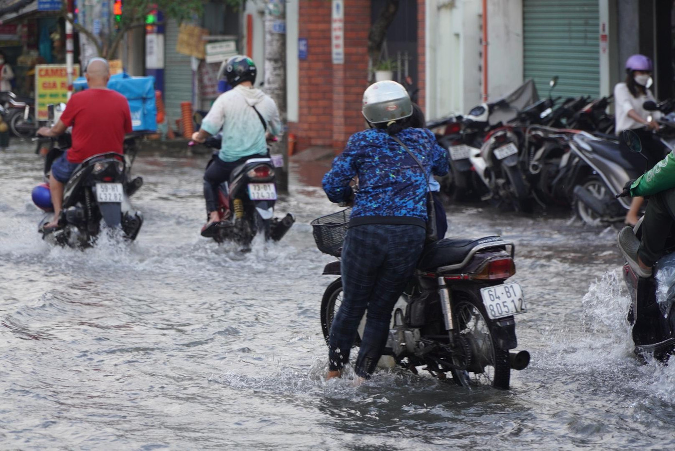 Nước ngập làm nhiều phương tiện bị chết máy, người dân phải bì bõm lội nước dẫn bộ.