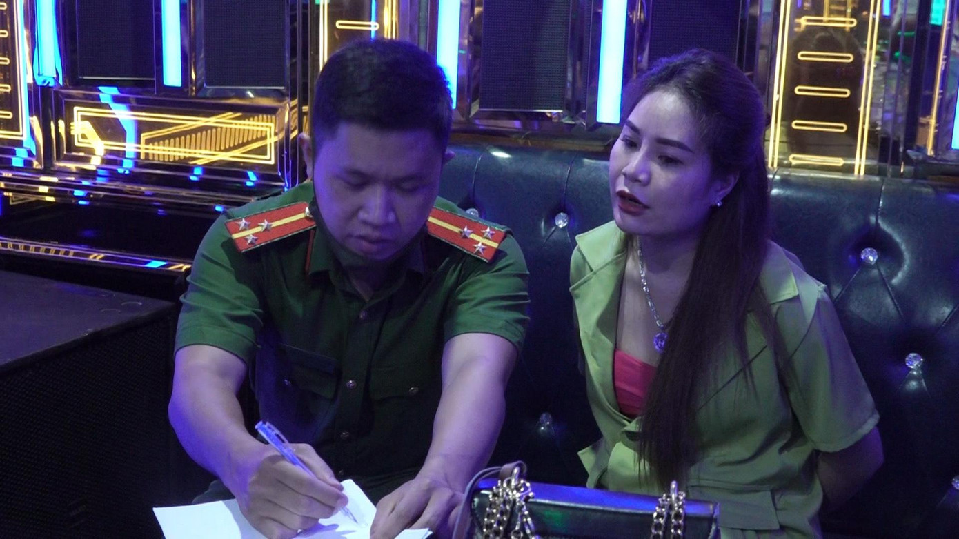 Nguyễn Thị Thơm - quản lý nhân viên phục vụ khách tại karaoke Hollywood. Ảnh: CACC Nguyễn Thị Thơm - quản lý nhân viên phục vụ khách tại karaoke Hollywood. Ảnh: CACC