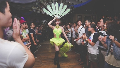 Những người chuyển giới trong nhóm Tiffany trong ngày hội Việt Pride vào tháng 8, sự kiện đông đảo cộng đồng chuyển giới trên cả nước tham dự để sống thật với bản thân. Sau sự kiện, nhóm Tiffany nhận được nhiều lời mời diễn sô ở các quán bar và trong nhiều chương trình của cộng đồng. Nhóm cảm thấy hạnh phúc trong những giây phút ít ỏi được sống với đam mê và được là chính mình