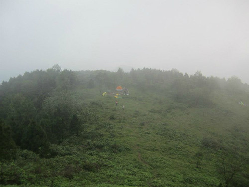 Cắm trại chờ hoàng hôn xuống. Ảnh: Lâm Anh Nguyễn