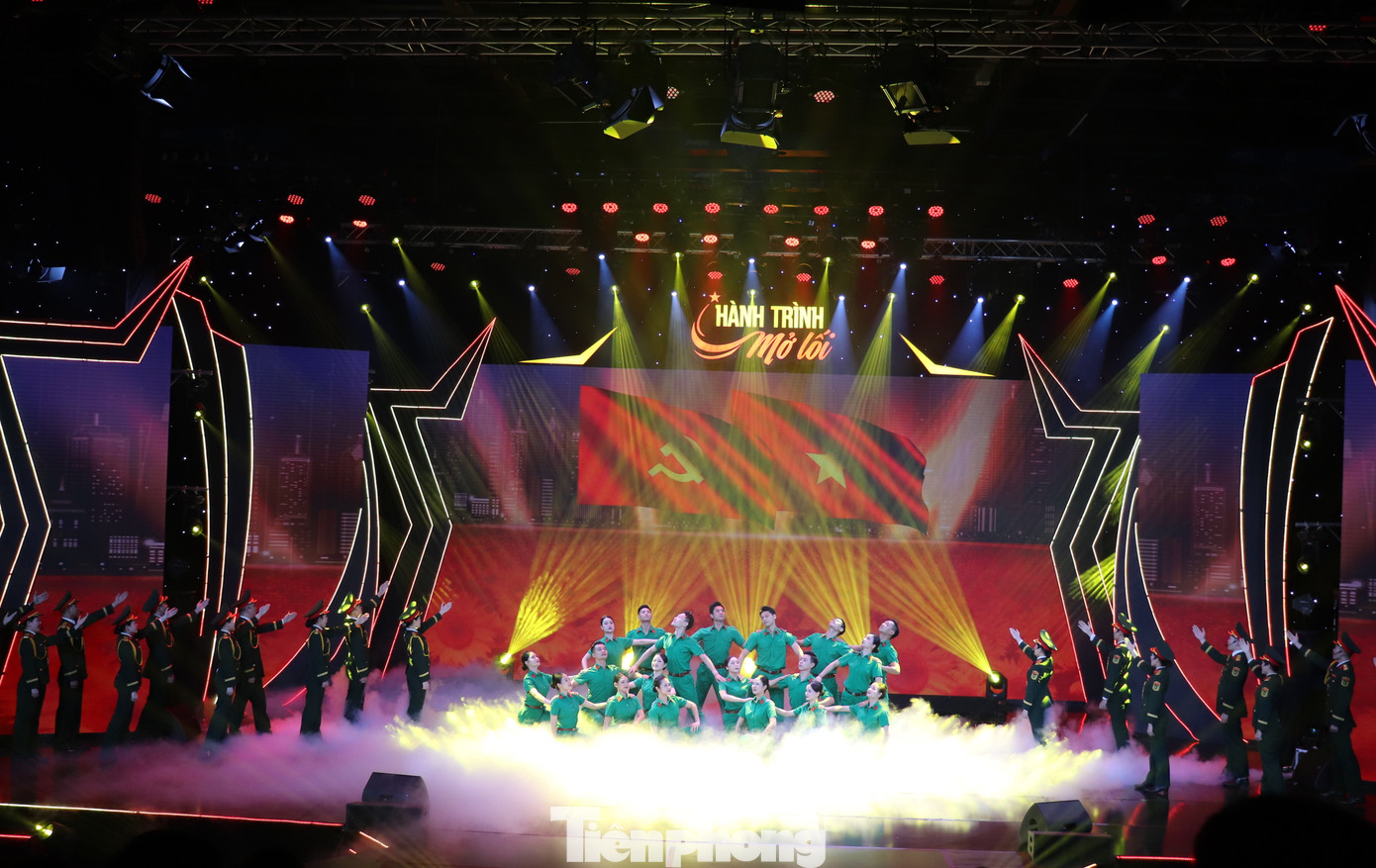 Chương trình nghệ thuật "Hành trình mở lối" tại lễ khai trương Cơ sở dữ liệu về Xử lý vi phạm hành chính.