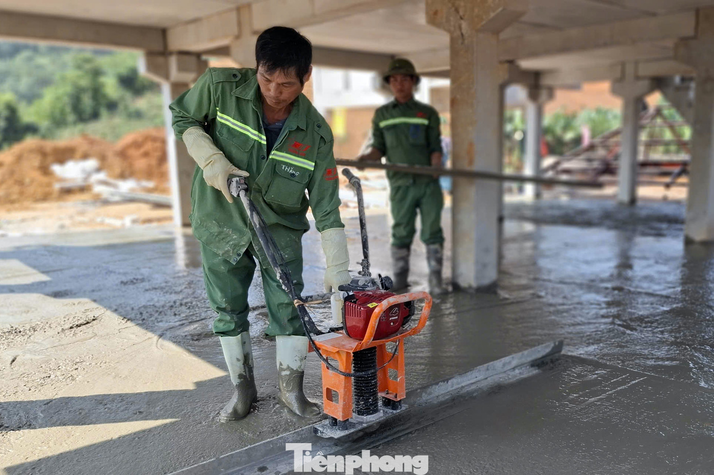 Làm "3 ca, 4 kíp" để kịp tiến độ hoàn thành ku tái định cư Làng Nủ vào ngày 2/12.