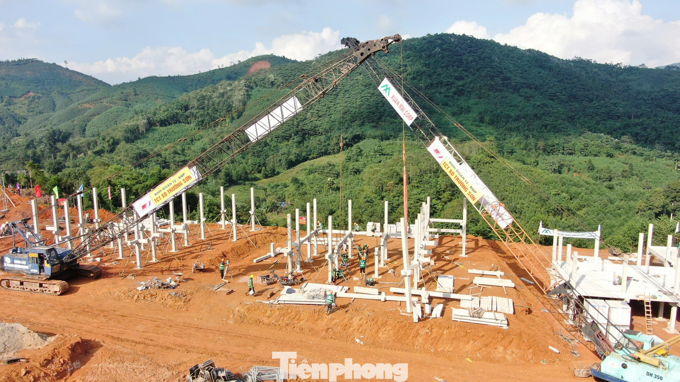 Máy móc, thiết bị được đơn vị thi công huy động để đẩy nhanh tiến độ xây dựng khu tái định cư Làng Nủ.