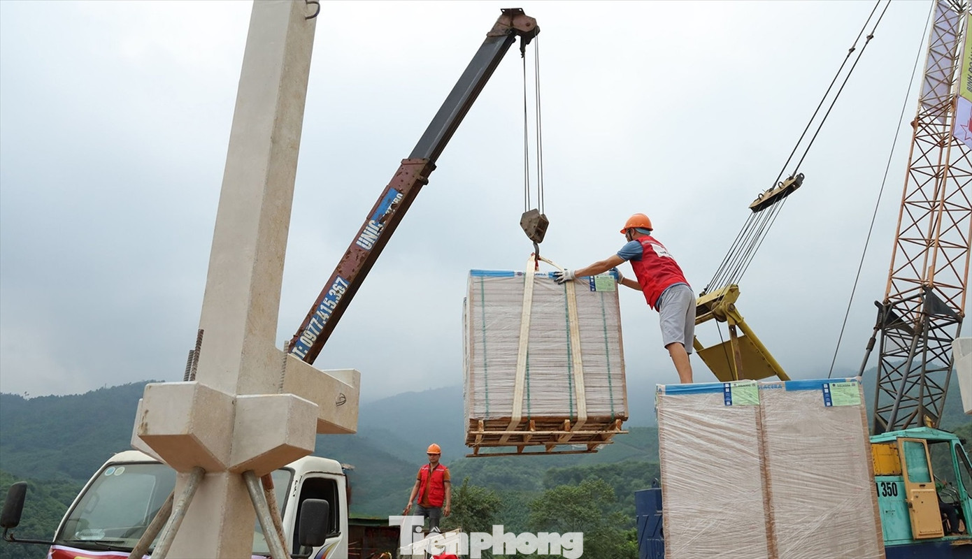 Các cấu kiện được vận chuyển đến công trường để lắp đặt thành khung nhà sàn.