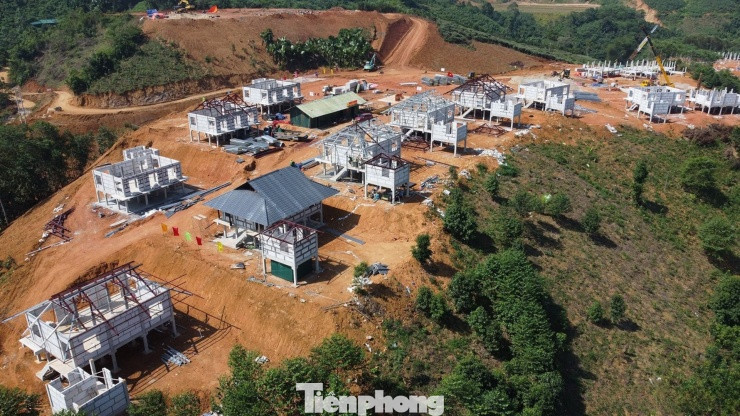 Những ngôi nhà đầu tiên được cất nóc.