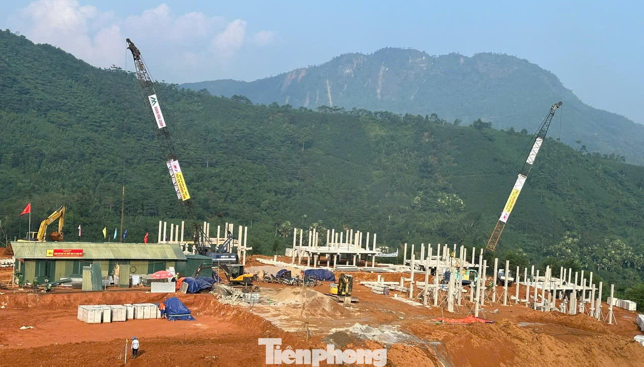 Máy móc, thiết bị được đơn vị thi công huy động để đẩy nhanh tiến độ xây dựng khu tái định cư Làng Nủ.