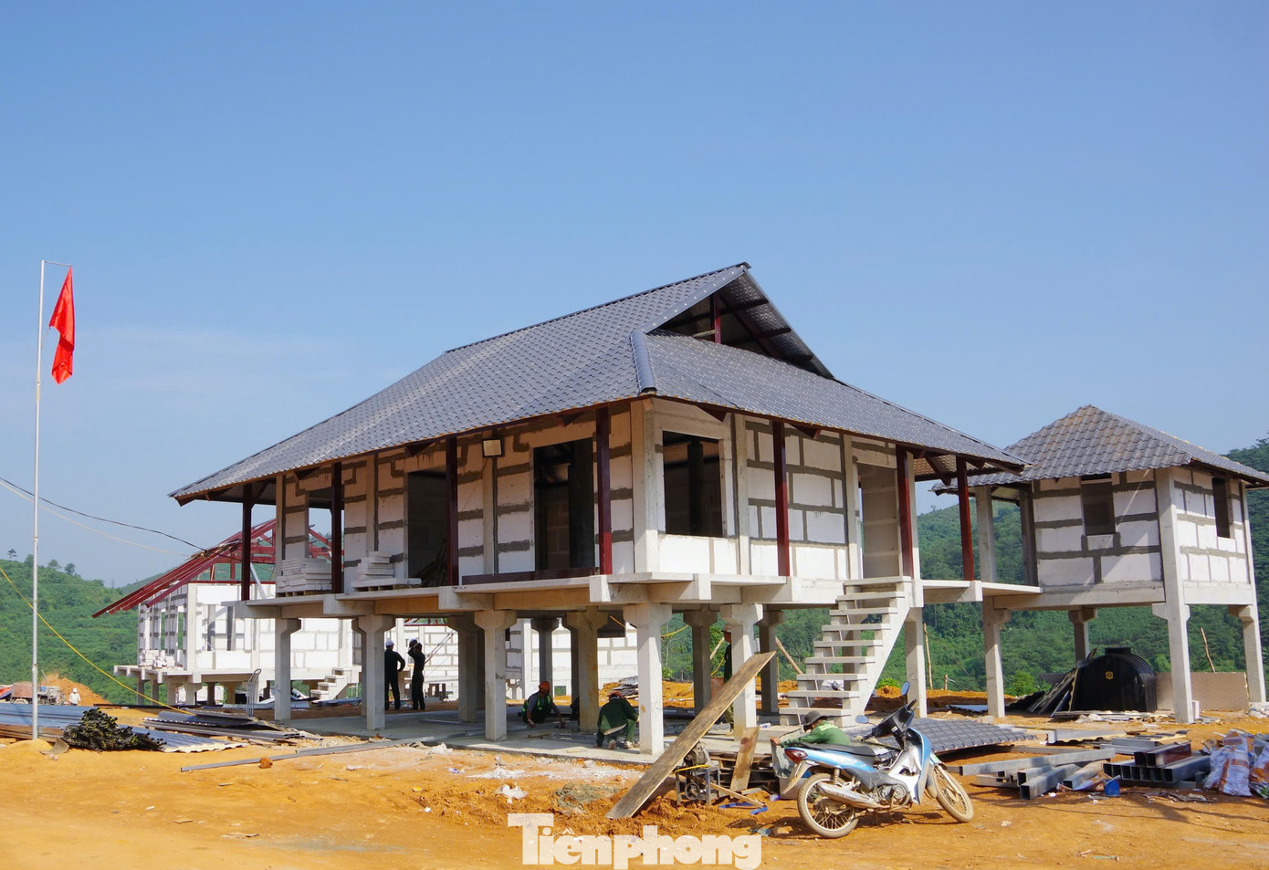 Ngôi nhà sàn của Làng Nủ dần hoàn thiện.