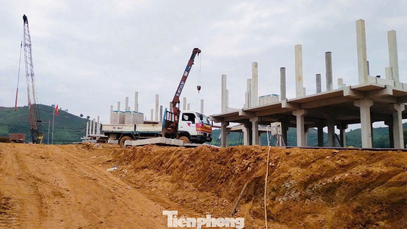 Máy móc, thiết bị được đơn vị thi công huy động để đẩy nhanh tiến độ xây dựng khu tái định cư Làng Nủ.