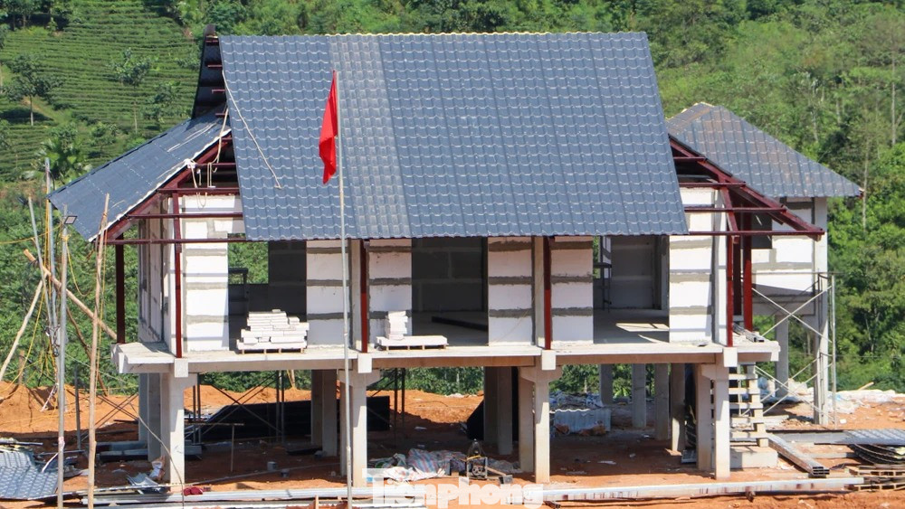 Những ngôi nhà đầu tiên được cất nóc.