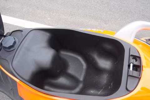 Cốp nhỏ chỉ chứa vừa 1 mũ bảo hiểm nửa đầu