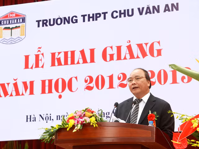 PTT Nguyễn Xuân Phúc biểu dương những thành tích của thầy và trò trường THPT Chu Văn An trong năm học 2011 - 2012