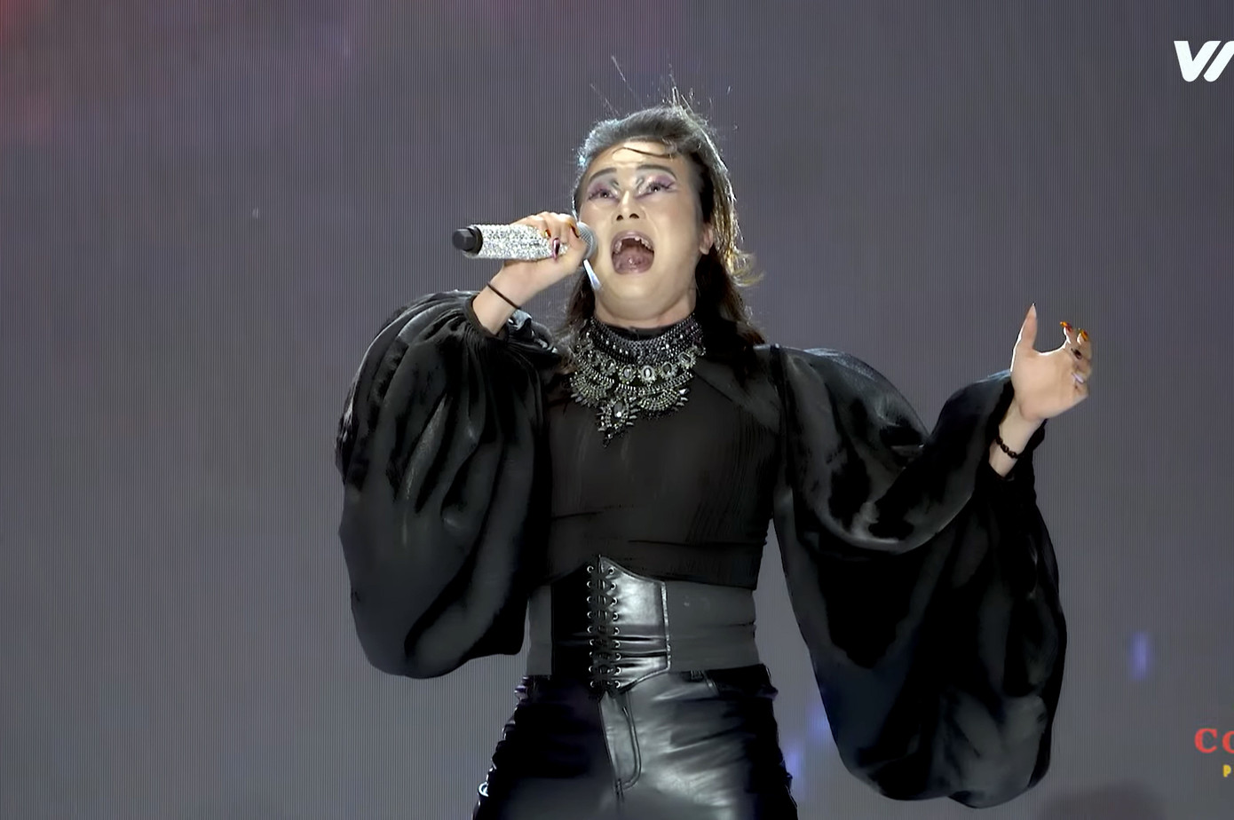 Lê Khoa tự trang điểm và tự chọn trang phục. Ảnh: CMH.