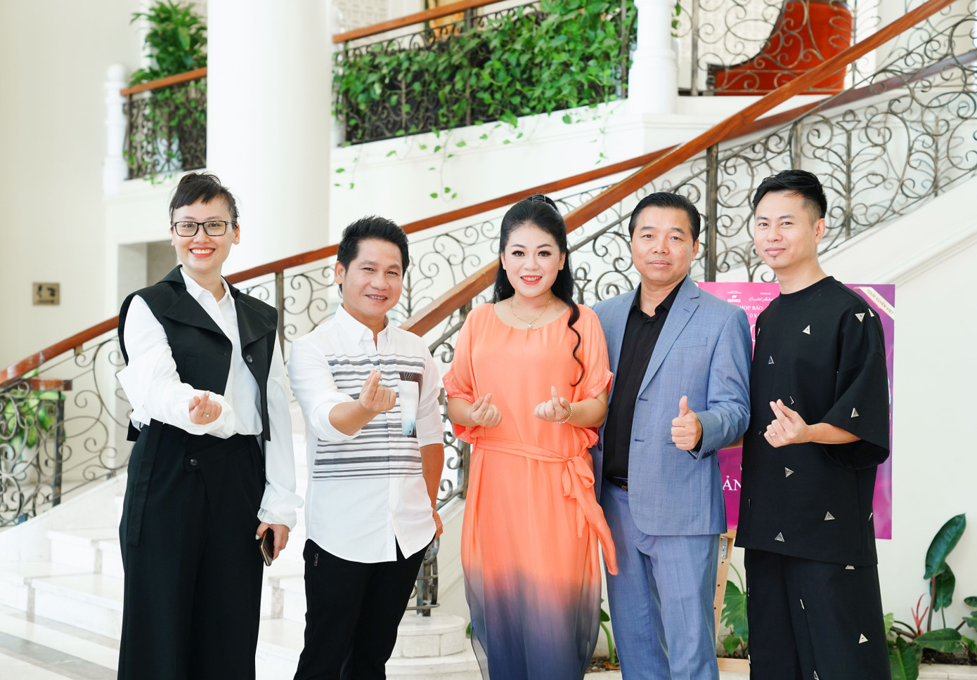 Trọng Tấn, Anh Thơ và ê-kíp tổ chức tour xuyên Việt. Ảnh: BTC Trọng Tấn, Anh Thơ và ê-kíp tổ chức tour xuyên Việt. Ảnh: BTC