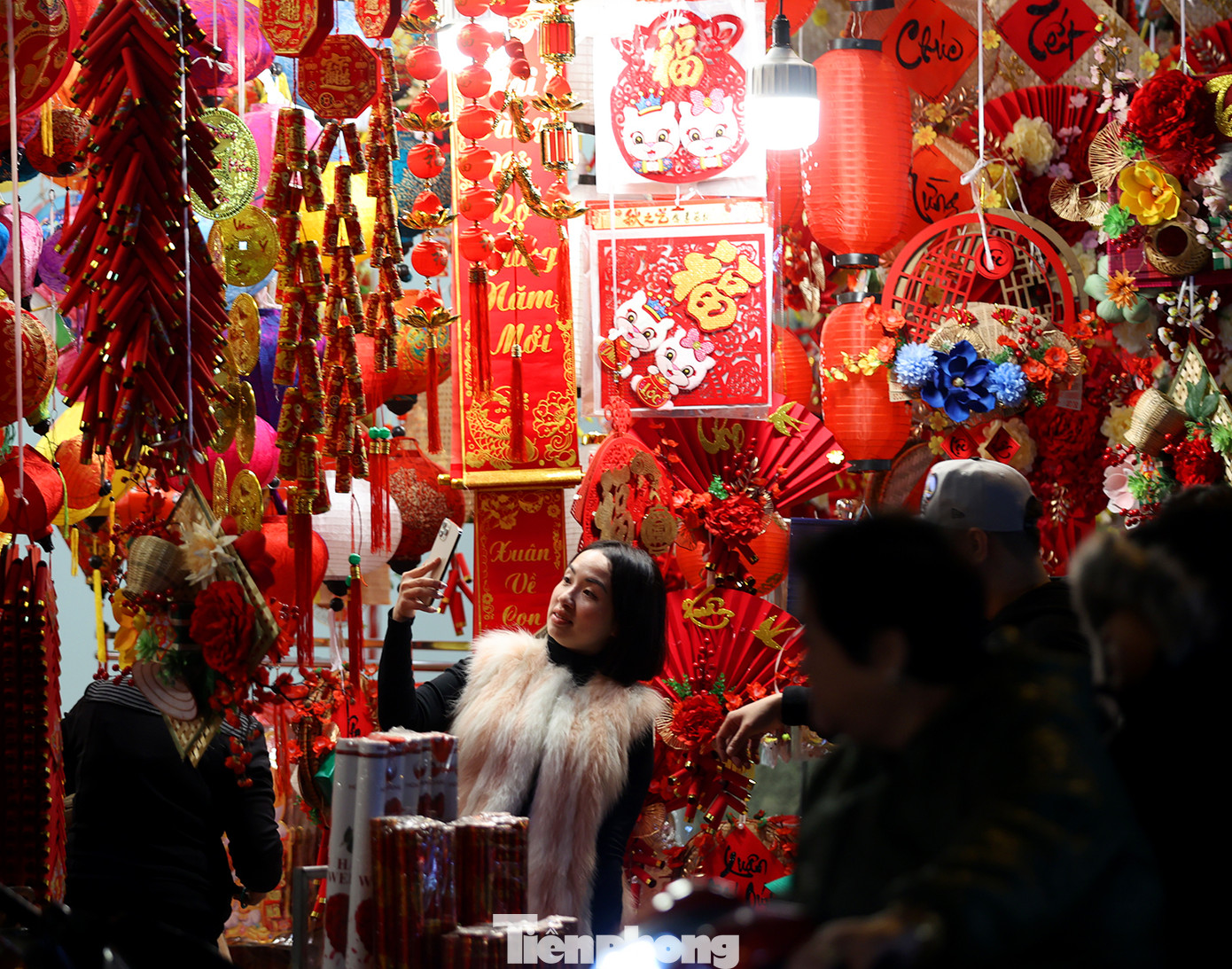 Mỗi dịp Tết đến xuân về, phố Hàng Mã lại khoác lên chiếc áo rực rỡ với sắc màu chủ đạo là đỏ-vàng, được coi là may mắn khởi đầu một năm mới.