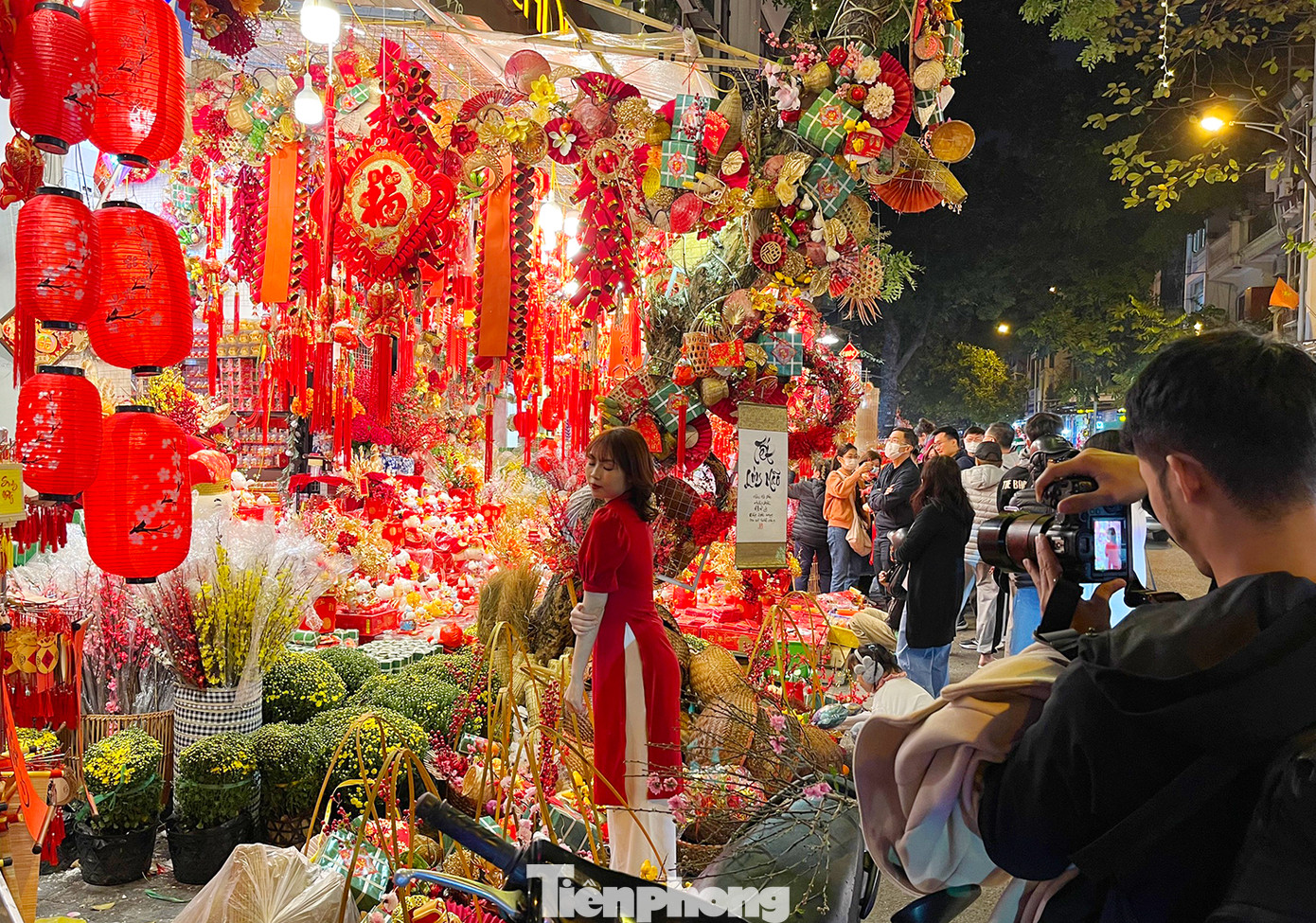 Nhiều bạn trẻ tranh thủ dạo phố chụp ảnh lưu giữ hình ảnh rực rỡ ngày cận Tết Quý Mão 2023.