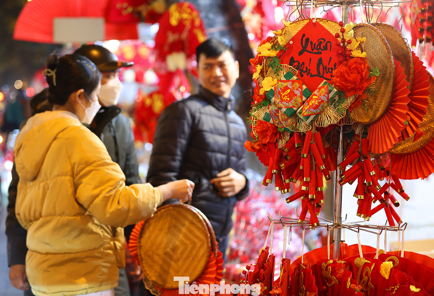 Đặc biệt ngoài các món đồ truyền thống như đèn lồng, câu đối đỏ mô hình bánh chưng xanh hay phong bao lì xì còn xuất hiện những sản phẩm mới với biểu tượng linh vật của năm 2023 là Mèo.