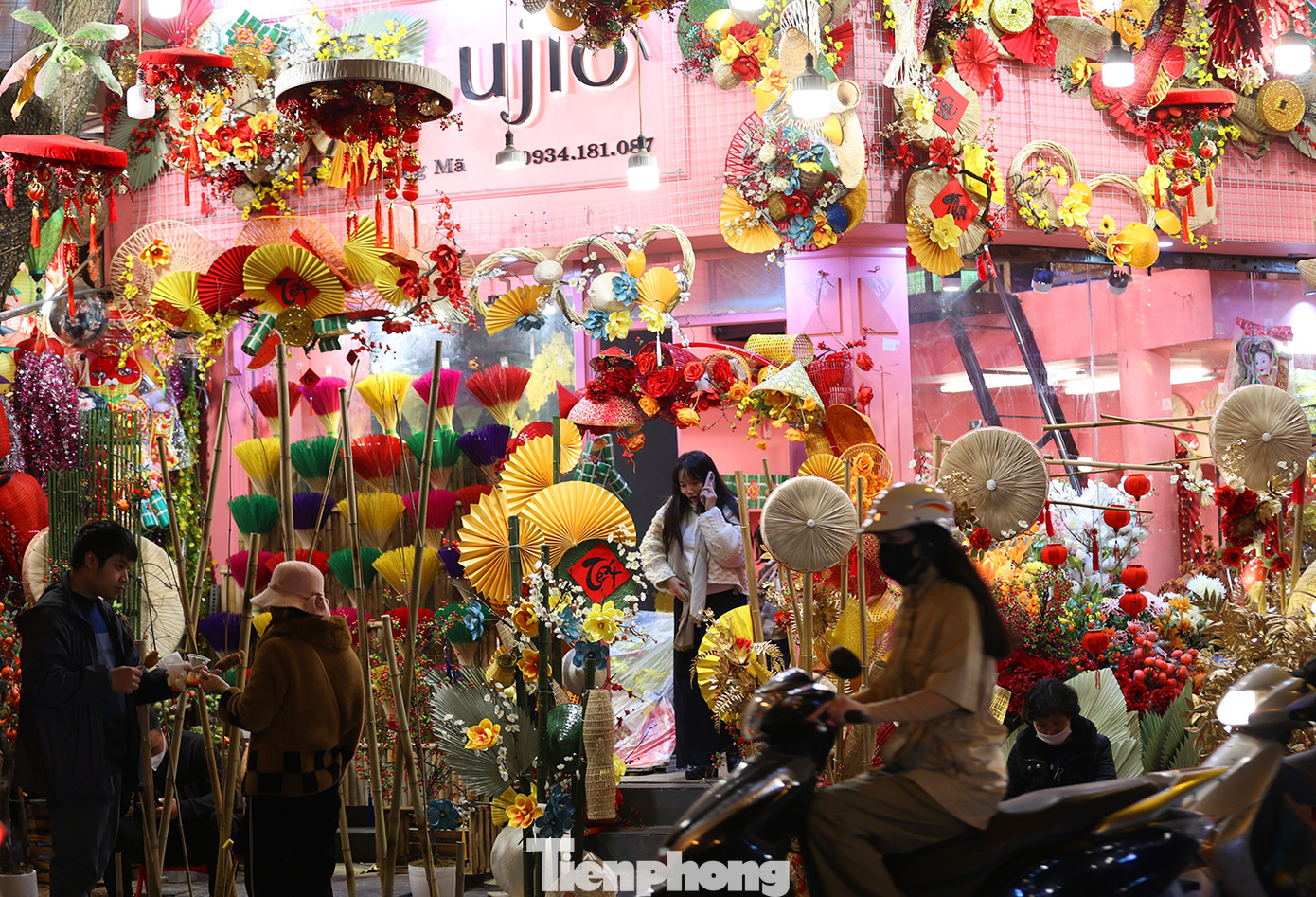 Gian hàng đậm chất truyền thống như nón lá quai thao và những bó hương đầy màu sắc ngày Tết