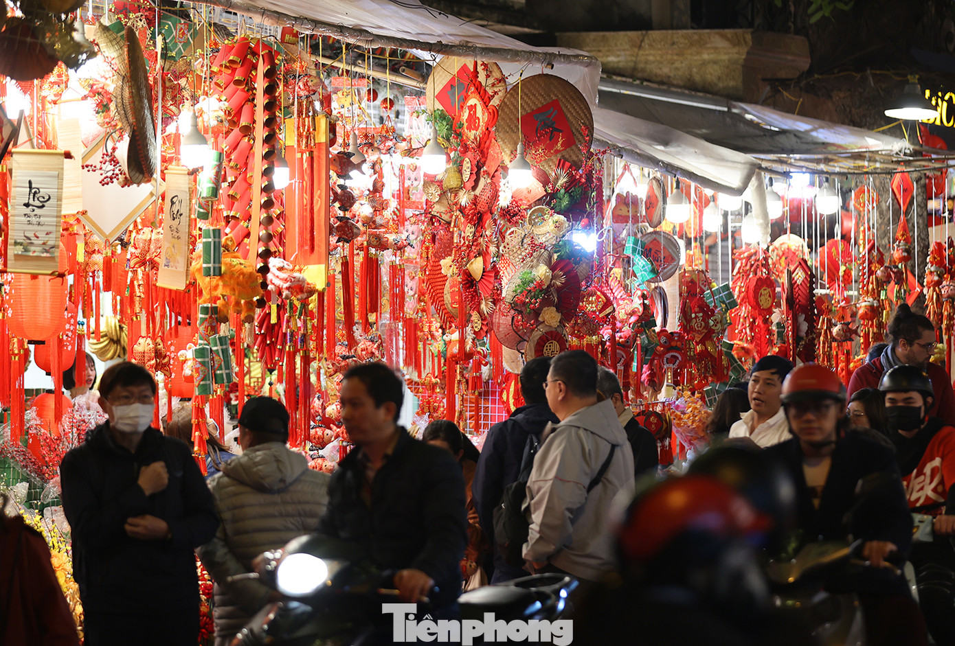 Dạo quanh khu phố, người dân sẽ được hòa mình vào không gian sôi động với sắc màu rực rỡ từ các món đồ trang trí và quà tặng hấp dẫn.
