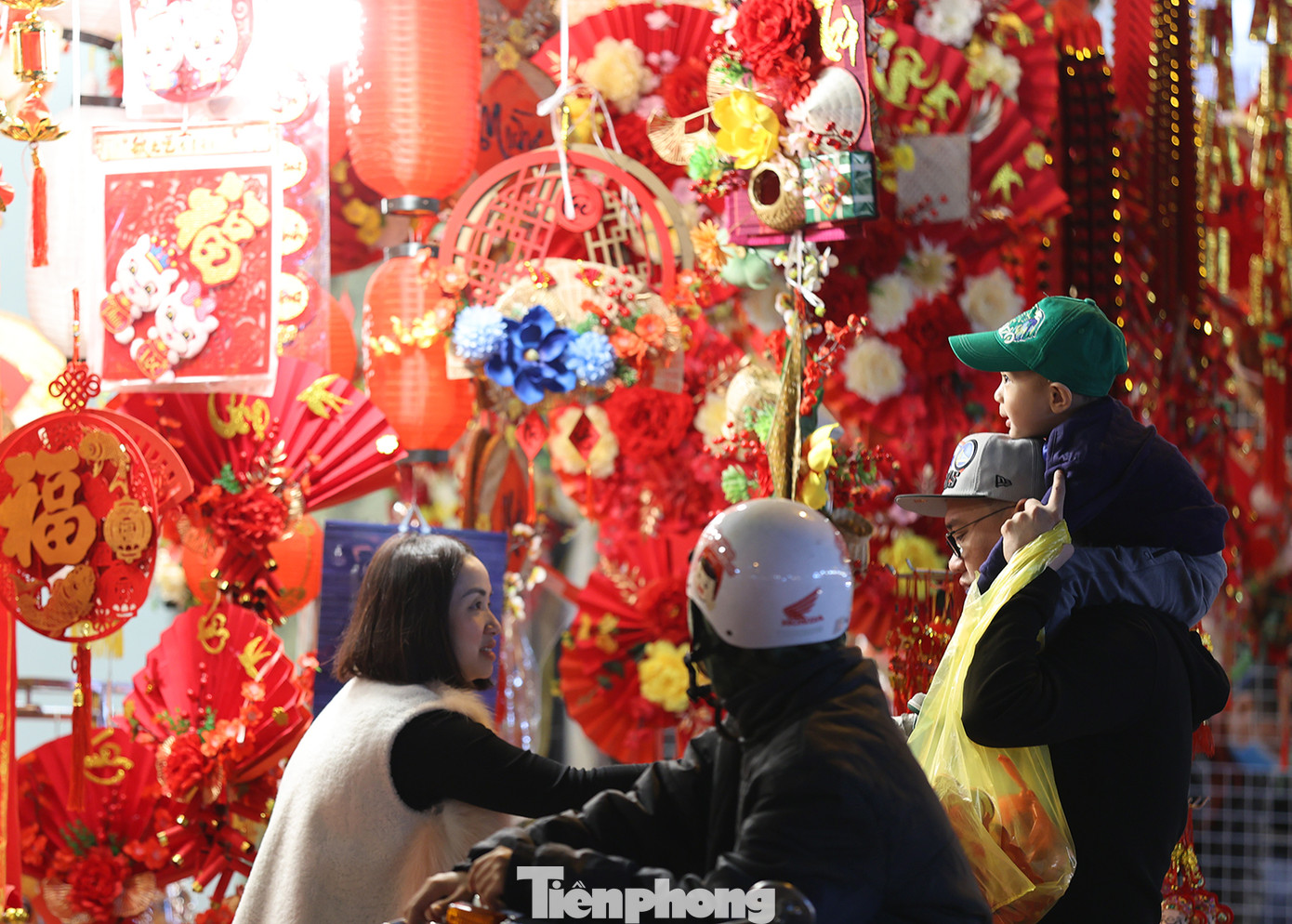 Năm nay có nhiều sản phẩm đồ trang trí, đồ chơi ở phố Hàng Mã rất phong phú đa dạng với nhiều chủng loại khác nhau