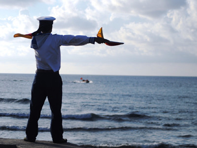 Chiến sỹ Trường Sa làm hoa tiêu hướng dẫn tàu vào đảo . Chiến sỹ Trường Sa làm hoa tiêu hướng dẫn tàu vào đảo