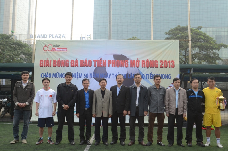 Đại diện Ban tổ chức, các đội bóng, nhà tài trợ