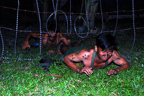 Vượt qua hàng rào thép gai. Vượt qua hàng rào thép gai