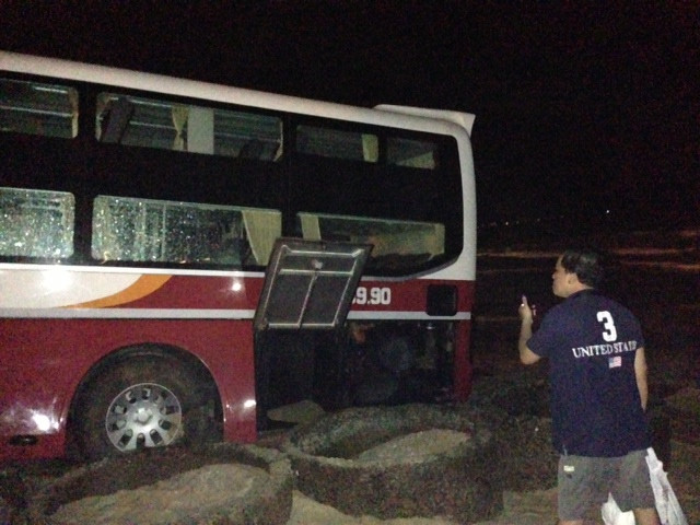 Chiếc xe vừa được trục vớt từ biển lên bờ